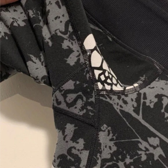 Lululemon Clam Digger Crops Logo RARE Flower Print Size M - Picture 4 of 7